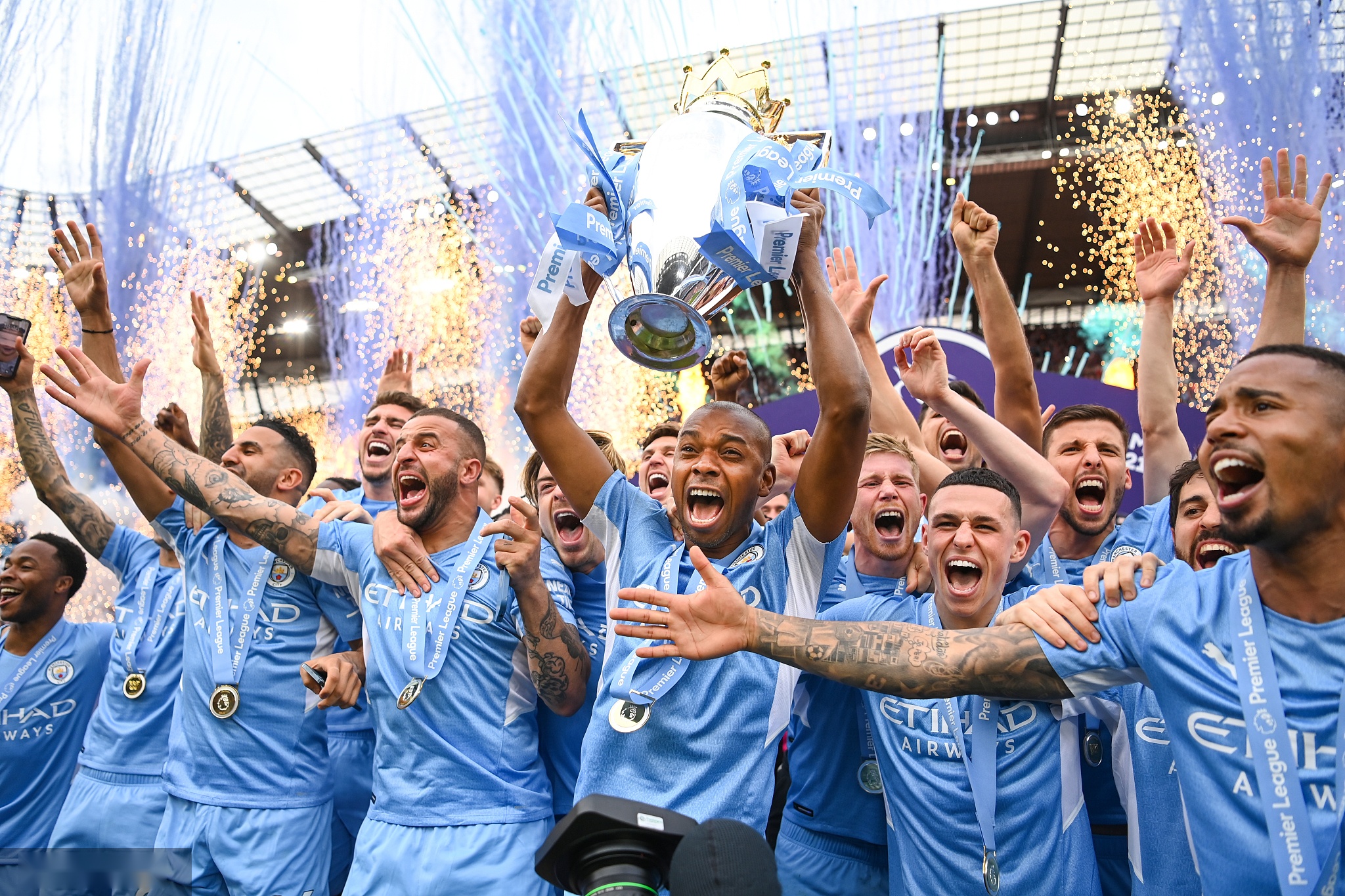 桑敲响了警 桑敲响了警